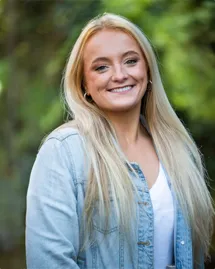 outpatient-rehab-charlotte-nc-clinical-mental-health-counselor-intern-lindsay-boyd Lindsay Boyd, Licensed Clinical Mental Health Counselor Intern at an outpatient rehab in Charlotte, NC, in casual attire.